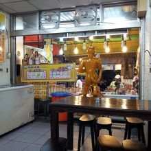 座って食べられます。