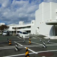 遠くから見ると船のような外観のホテルです。