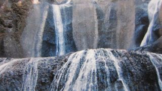 トンネルを抜けると見事な滝に感動