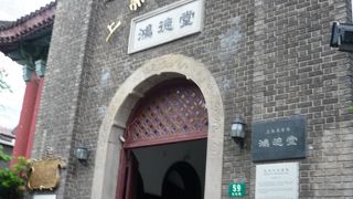 塀で囲まれたある意味映画村