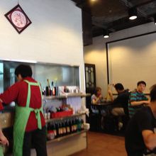 土曜日お昼。混んでますが、回転は早いです。