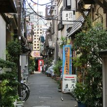 路地には昔ながらの風景が残っています。