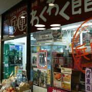 神戸や明石など、兵庫県内の名産品が勢揃いの店