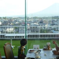 食事中に富士山を眺める