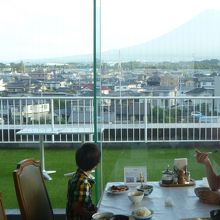 食事中に富士山を眺める