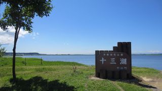 穏やかな湖面がひろがる湖