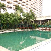 プールです。スコール直後のため、誰も居ませんでした(^^;