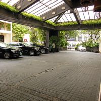 入り口前のスペース。駐車してあるのはホテルのBMWリムジン！