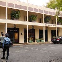 入口の向かいにはブランドショップが入っているアーケードが！