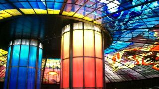 ホームの天井が色鮮やか