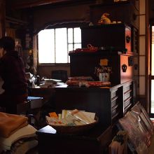 カウンター席とお土産売り場？