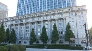 丸の内を代表する重厚な建築物