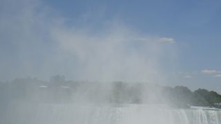 カナダ滝を真横から