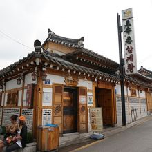 地下鉄の駅方向から