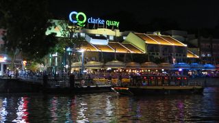 生バンドが演奏するバーが多いです。