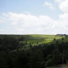 右に見えるのが、山本小屋（旧館）です。