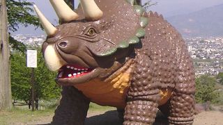 巨大な恐竜のオブジェが