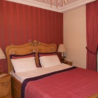 室内は明るいピンクで統一されてました。