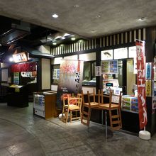 お店はすぐにわかります．右が海鮮丼コーナーです．