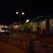 夜はライトアップしてます。