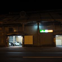 びっくりドンキの駐車場も倉庫の中なら立派に見える。