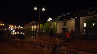 夜は人がいないので、ライトアップをゆっくり楽しめます。