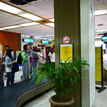 チップは５０００ルピアと張り紙が。そして雨漏りが…