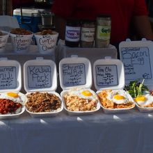 青空の下で買い食いは朝市ならでは