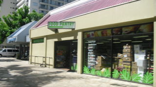 ワイキキの中心街にあり