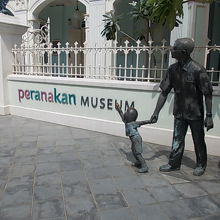 入口にはこんな銅像が…