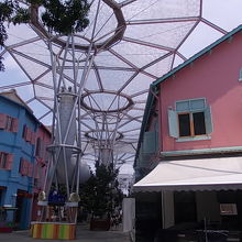 メインストリートは巨大な傘のようなもので覆われています