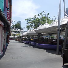 夜は賑わいを見せる飲食店が川沿いをメインに並びます