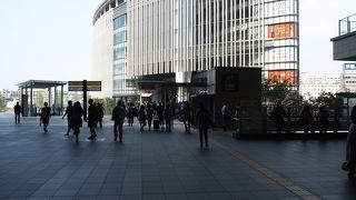 ＪＲ大阪駅とグランフロント大阪を結ぶ広場