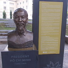 建物の外縁にはアジアの英雄達も並んでいました