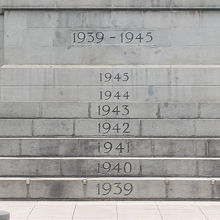 基壇には日本占領時代の西暦年度が刻まれていました