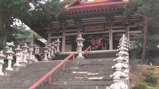 境内からは上山田温泉の街が一望