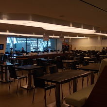 フードコートのような座席数の多いお店です