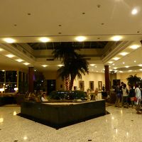 重厚感のある広いロビー