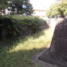 ひっそりと両脇に残されている石垣