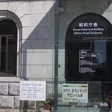 新庁舎に隣接する”昭和庁舎”の入口