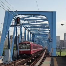 水色の橋に赤い京急！