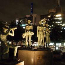 ライトアップされた像