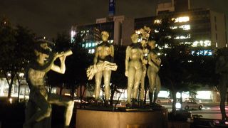 夜はライトアップされる