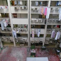 廊下に足マット、雑巾がたくさん干してある