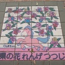 県の花と合わせて、さりげなく怪しげなぐんまちゃんも…