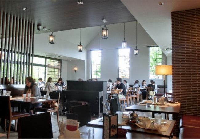 焼きたてパンは食べ放題。クーポンやハガキ、お得なメニューも多いです。