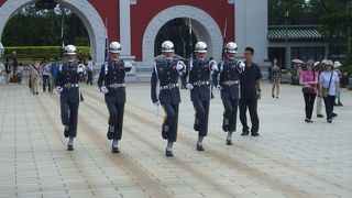 衛兵の交代が見ものですよ！