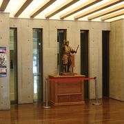 正面玄関には、宮本武蔵の銅像が有ります。二刀流の姿の宮本武蔵が待ち受けてくれます。