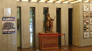 正面玄関には、宮本武蔵の銅像が有ります。二刀流の姿の宮本武蔵が待ち受けてくれます。