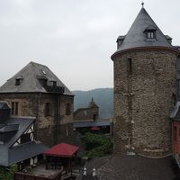 右の丸い塔の最上階に泊まりました